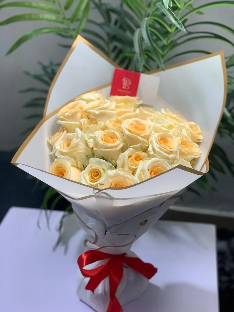 grandeur white roses
