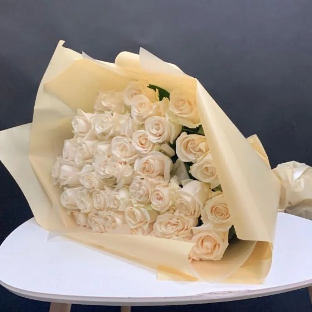 grandeur white roses