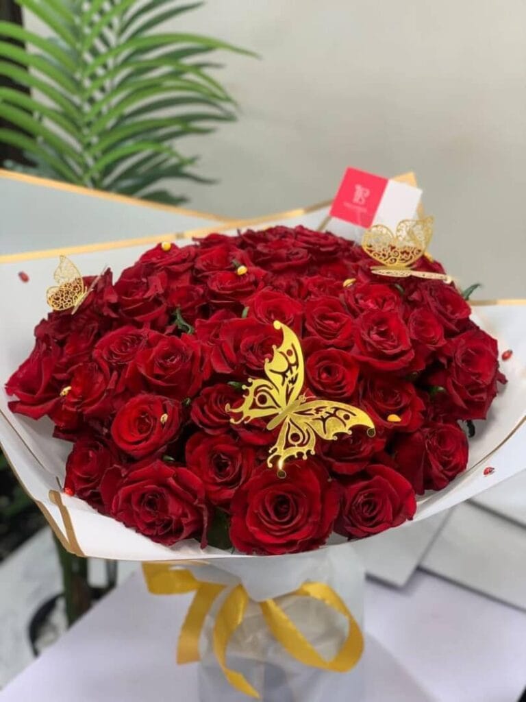 Bouquet of roses 40 Red Roses vs. The Lusia Mixed Box