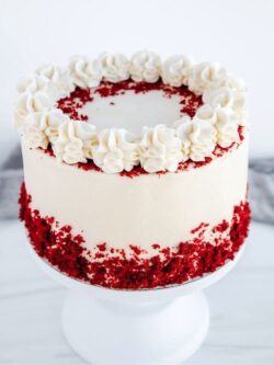 5 romantic flower & cake combos for a Lagos anniversary dinner strawberry cake